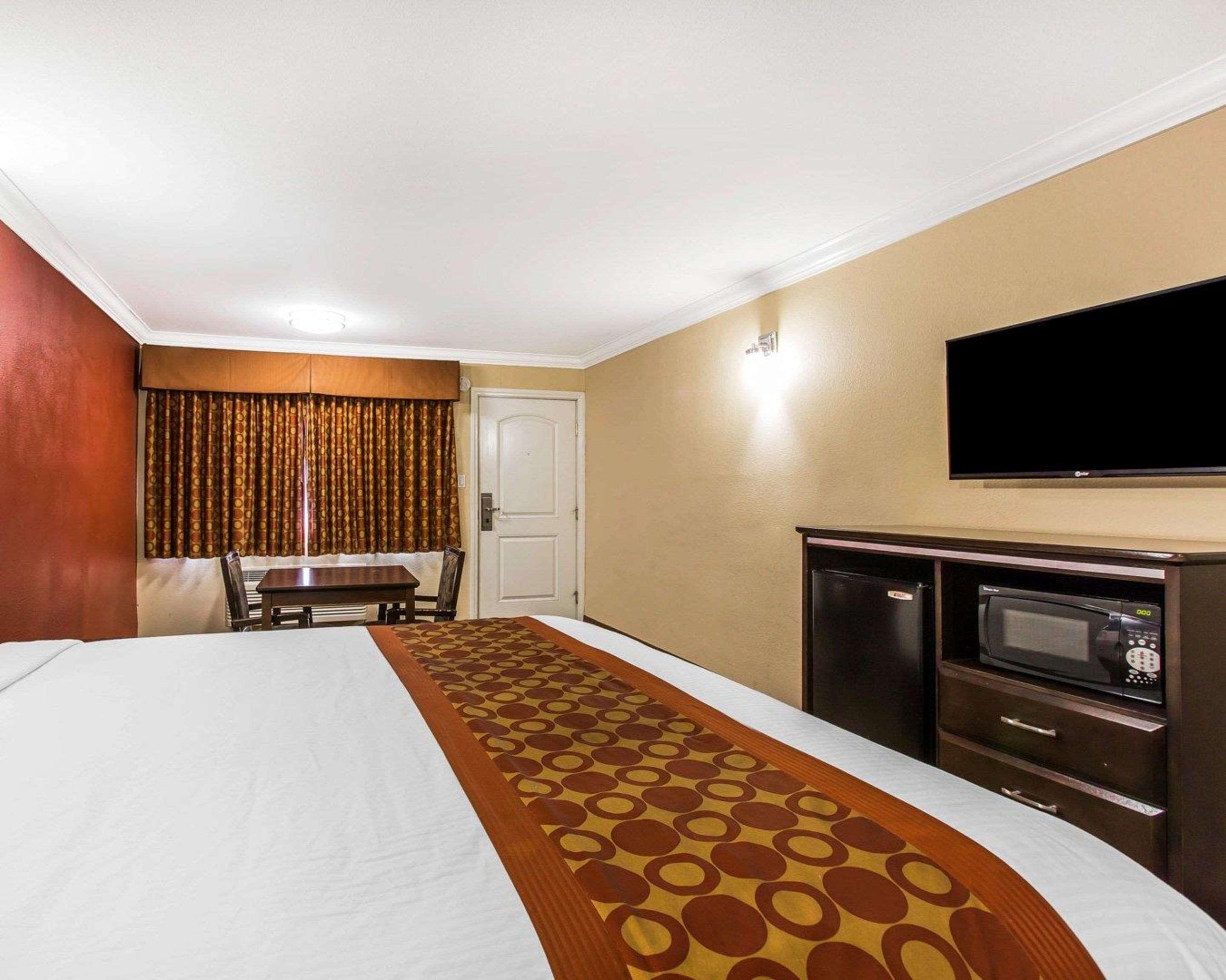 Rodeway Inn & Suites Corona Esterno foto