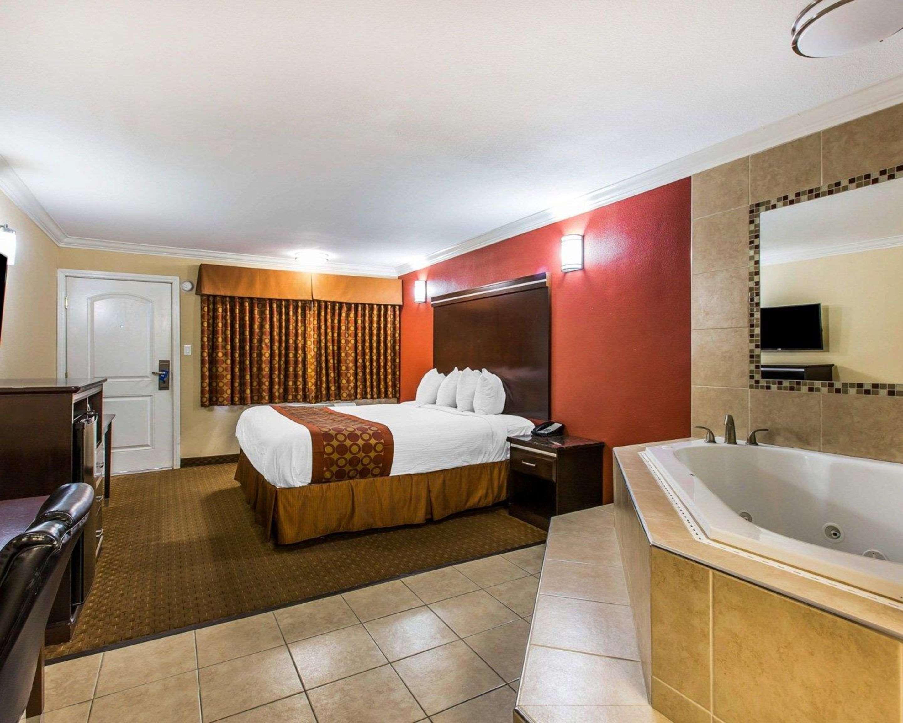 Rodeway Inn & Suites Corona Esterno foto